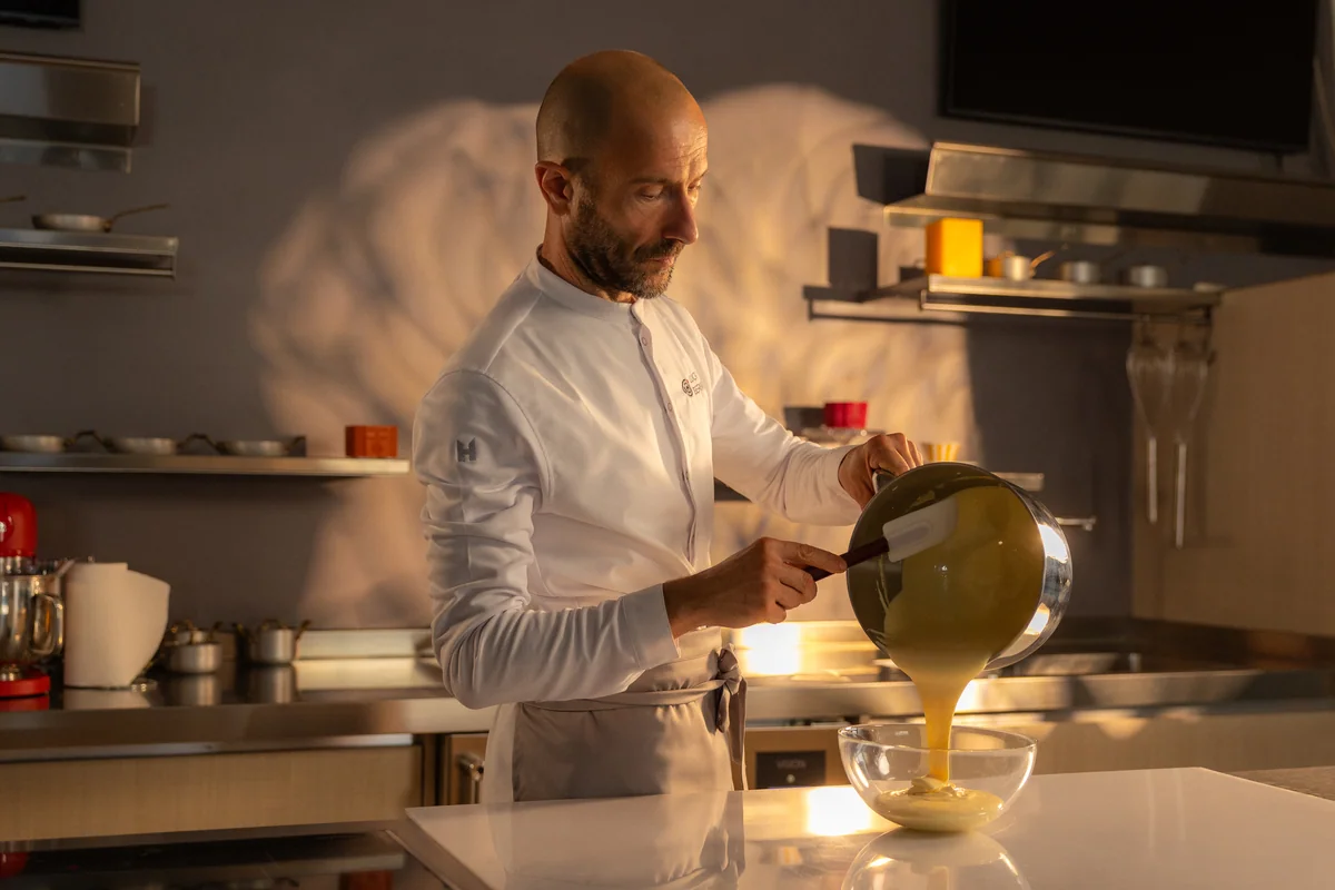 Luca al lavoro in laboratorio durante una colata da una ciotola
