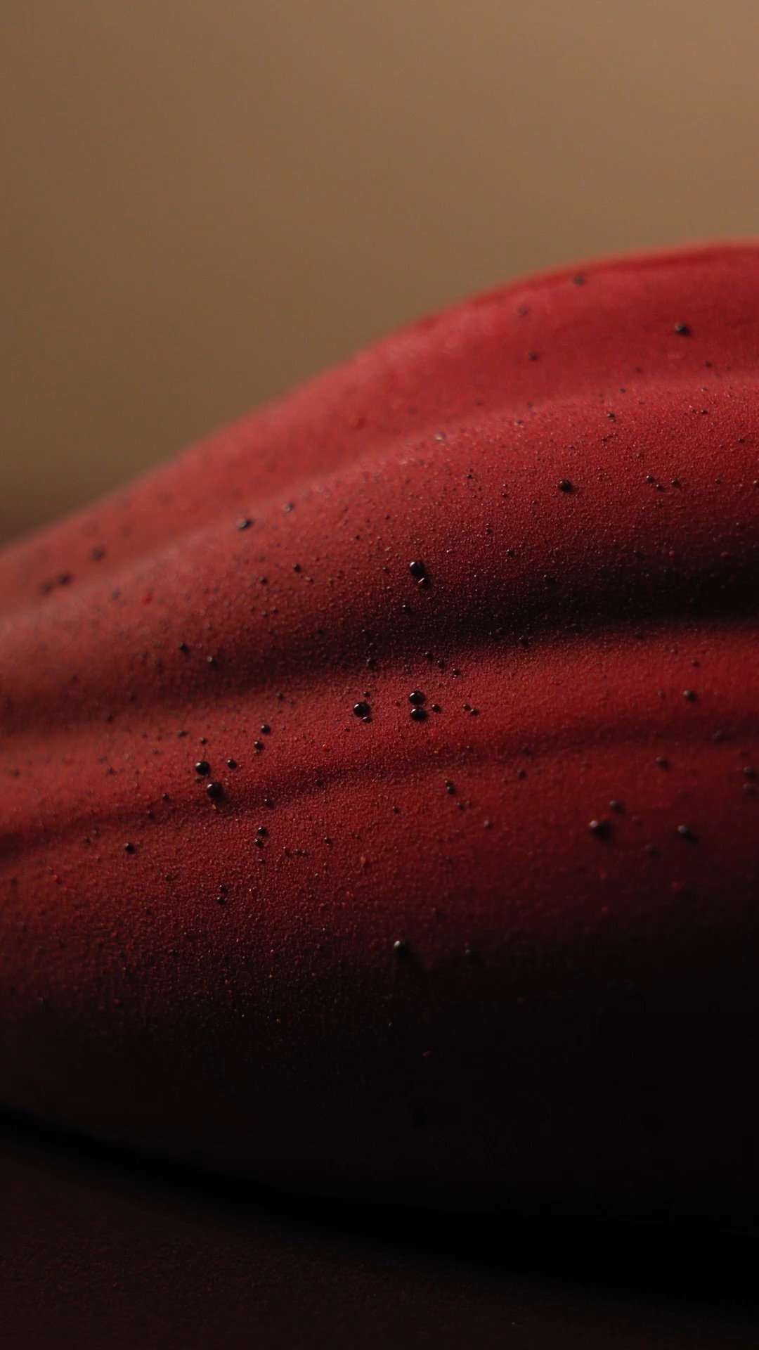 Dettaglio ravvicinato di un dessert rosso dalla superficie scanalata